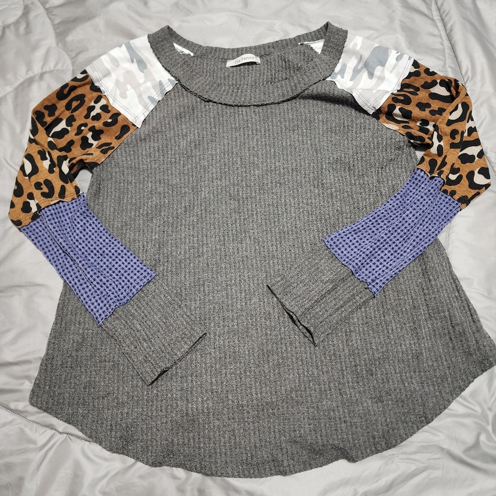 Ces Femme Boutique tan with color patch sleeves shirt. EUC. Women's medium.